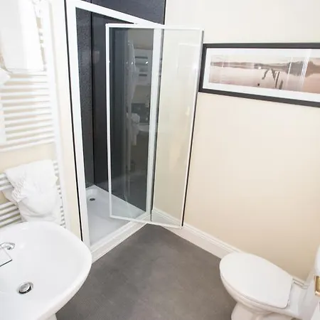 Parkfield House Bed & Breakfast 4*